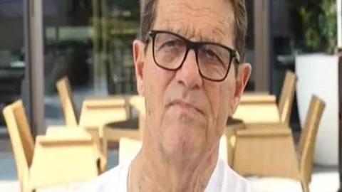 崔康熙赛前与黄政宇密谈：或针对国足丢球进行复盘分析